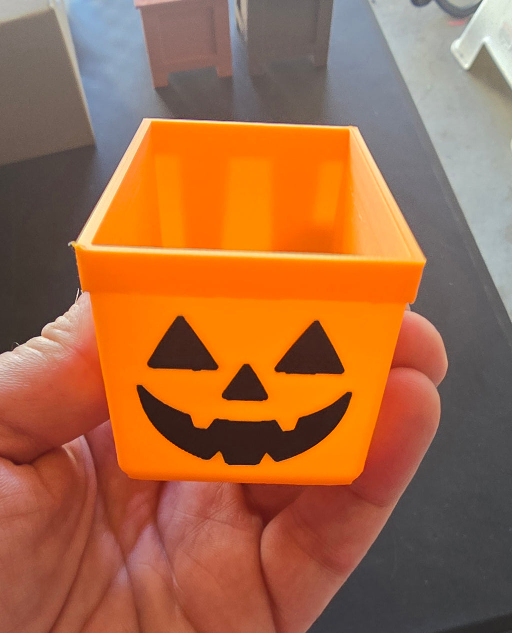 XYZ 3D Halloween Mini Tote - Pumpkin Design with lid on